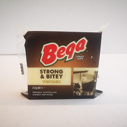 BEGA STRONG & BITEY BLOCK CHEDDAR CHEESE 250G