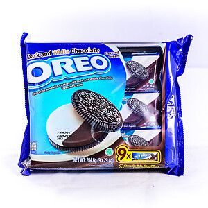 OREO DARK AND WHITE CHOCOLATE FLAVORED CREAM SANDWICH COOKIES 28.5G X 9